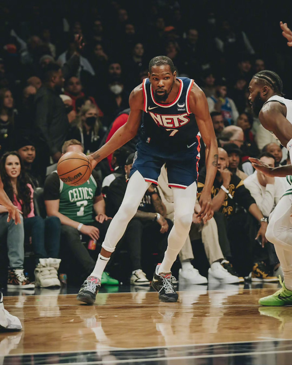 爱游戏下载-篮网队大比分获胜，晋级下一轮比赛