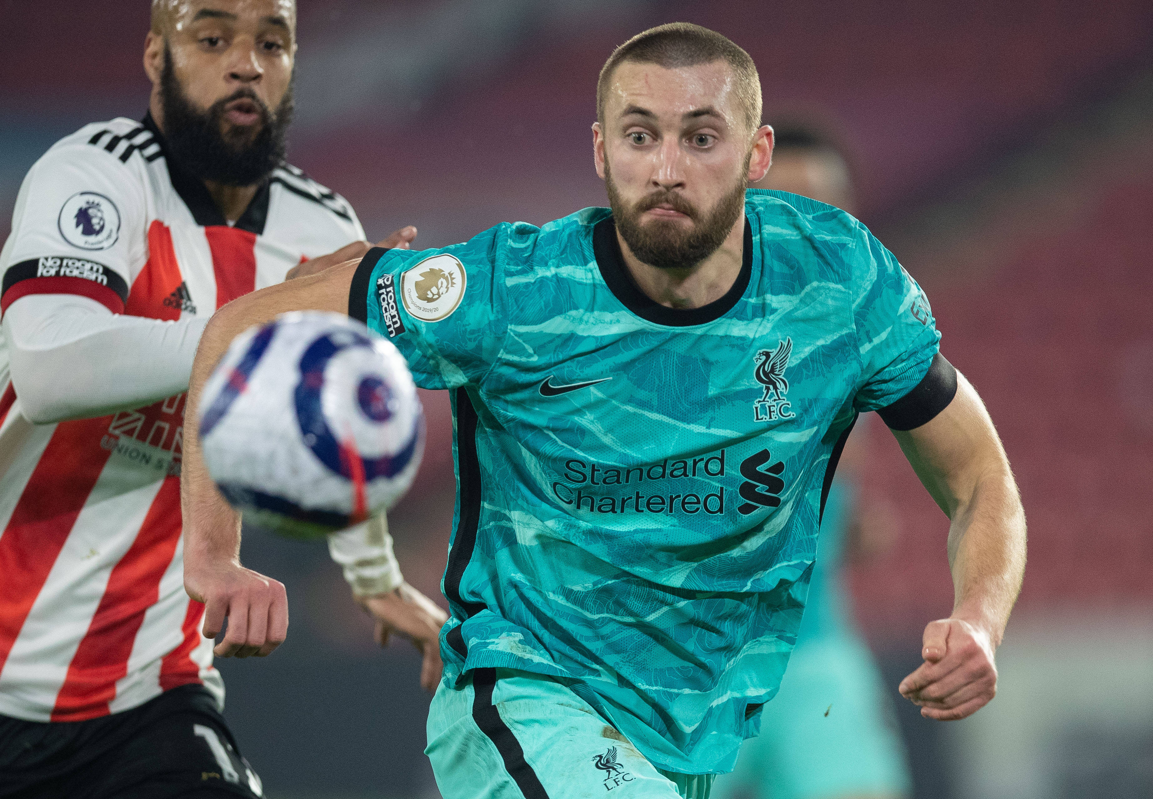 爱游戏视频-利物浦客场艰苦拼搏，团结协作力求突破