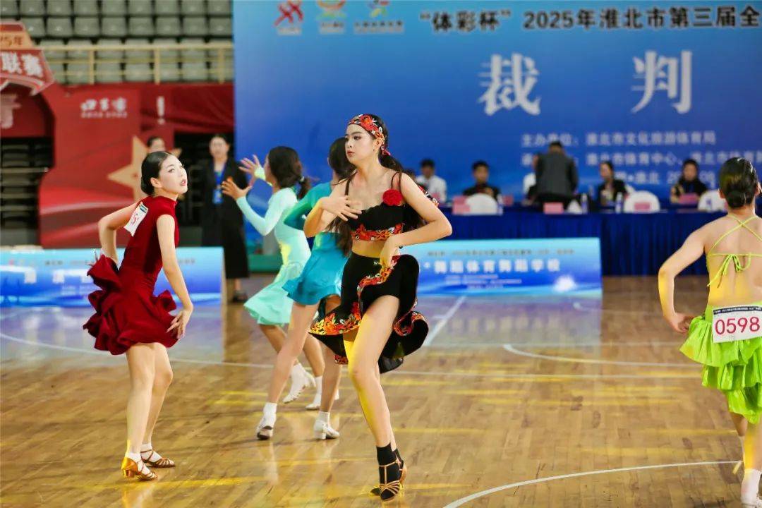 包含精彩瞬间：比赛现场掀起狂热激情演绎的词条