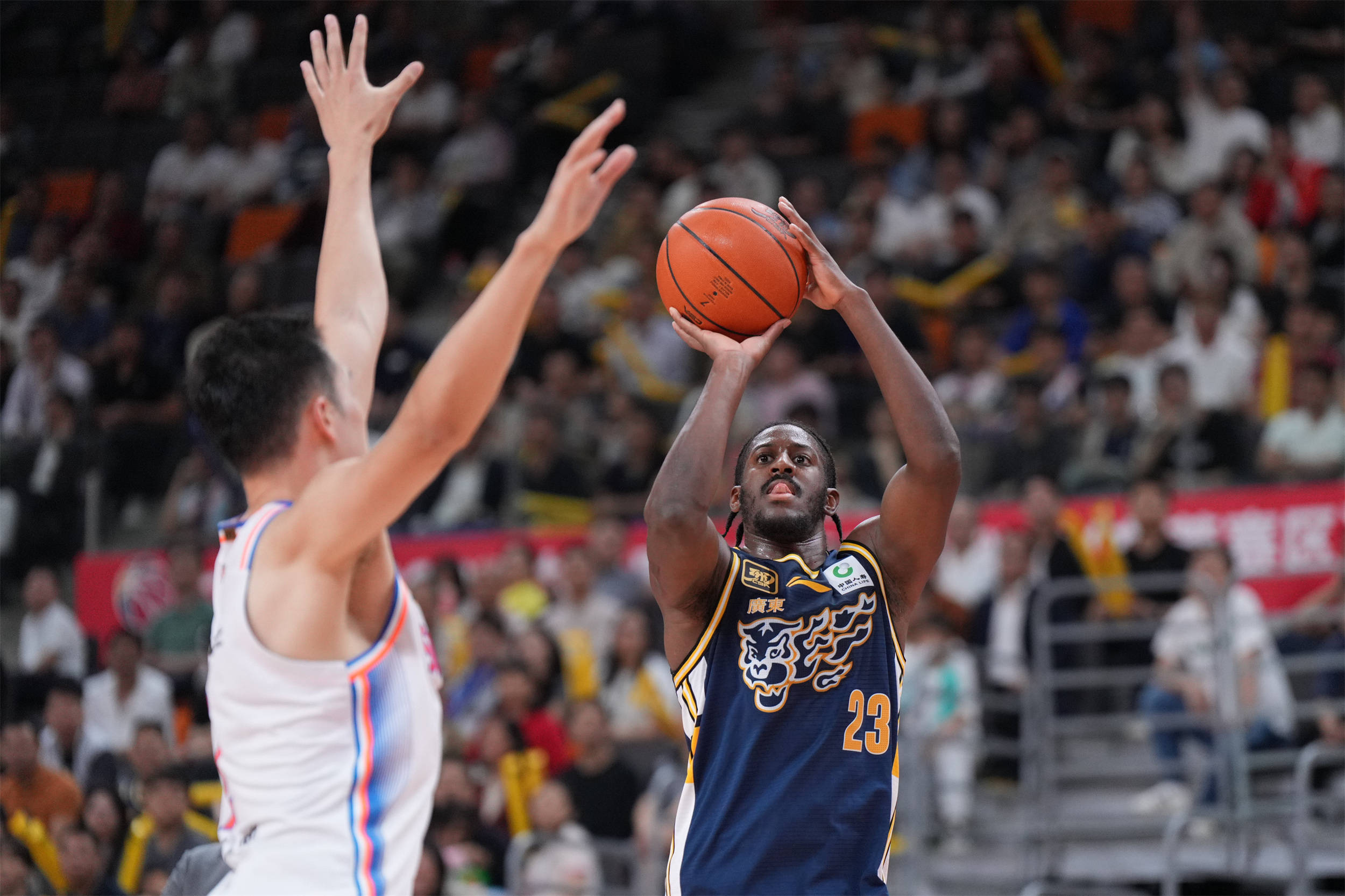 经验丰富的球队优势明显，轻松击败对手