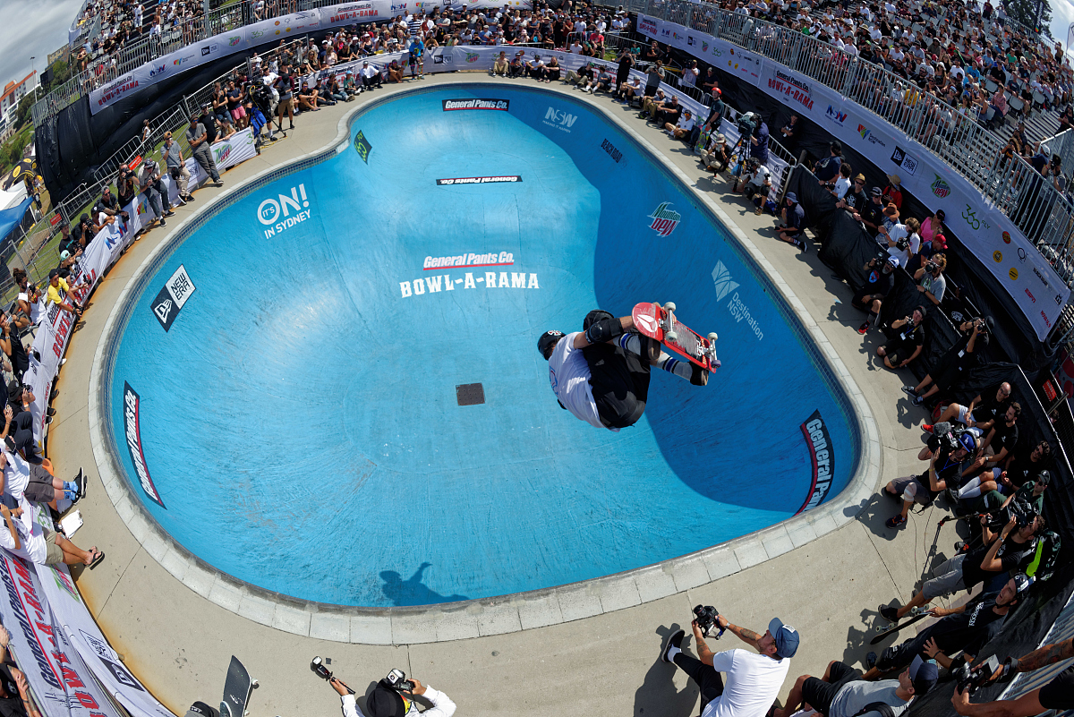 荷兰男子游泳队斩获金牌，刷新记录