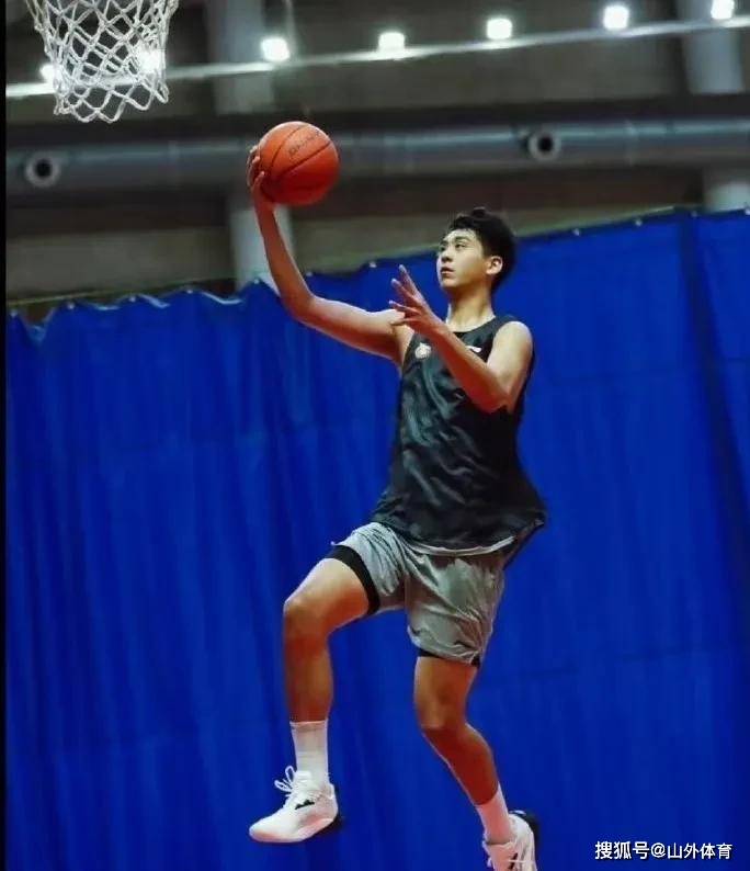 日本职业篮球新星崭露头角，引发球迷关注的简单介绍