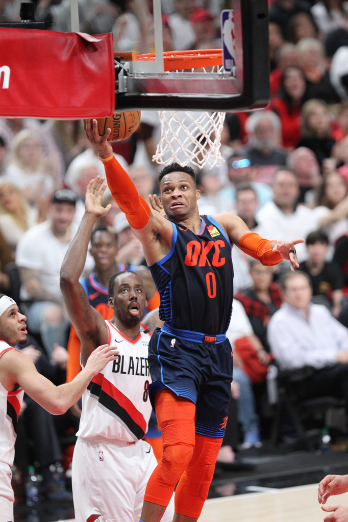 爱游戏竞技-开拓者客场击败雷霆，利拉德命中关键三分