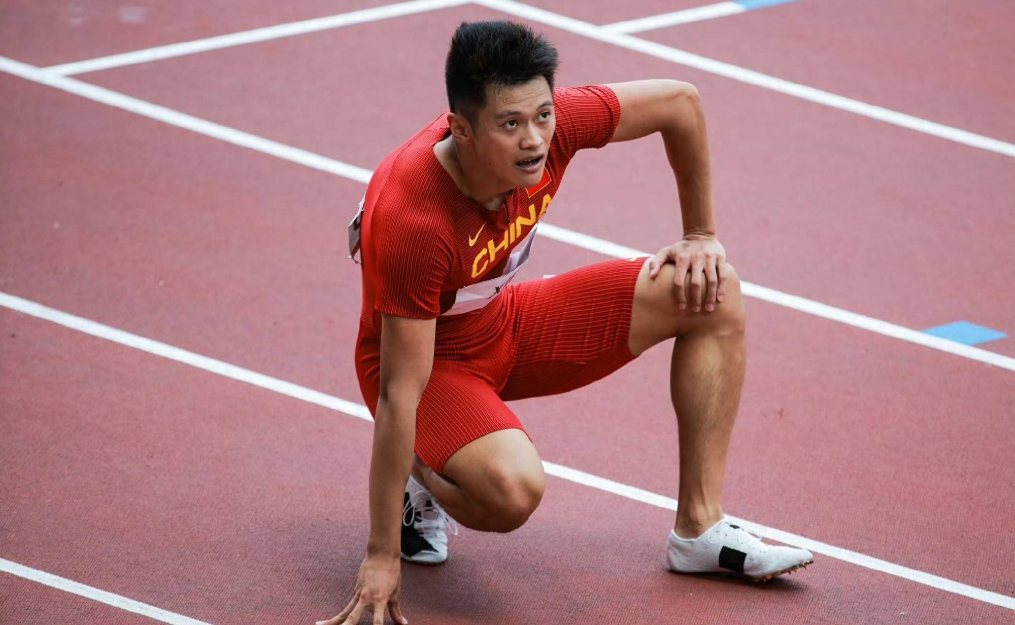 爱游戏娱乐-竞技场上的激烈角逐，运动员们展现领先优势