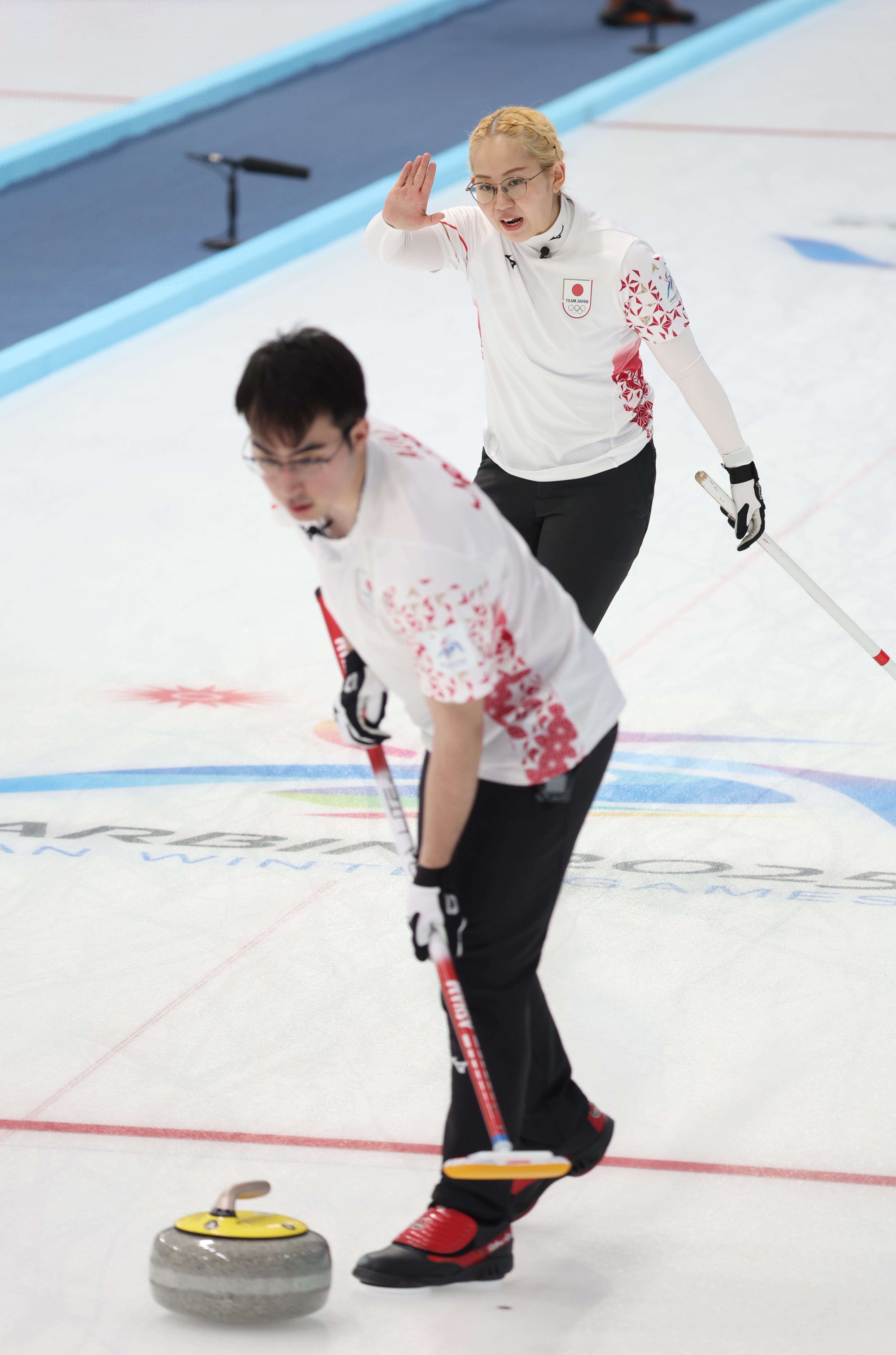 竞技场上的激烈角逐，运动员们展现领先优势