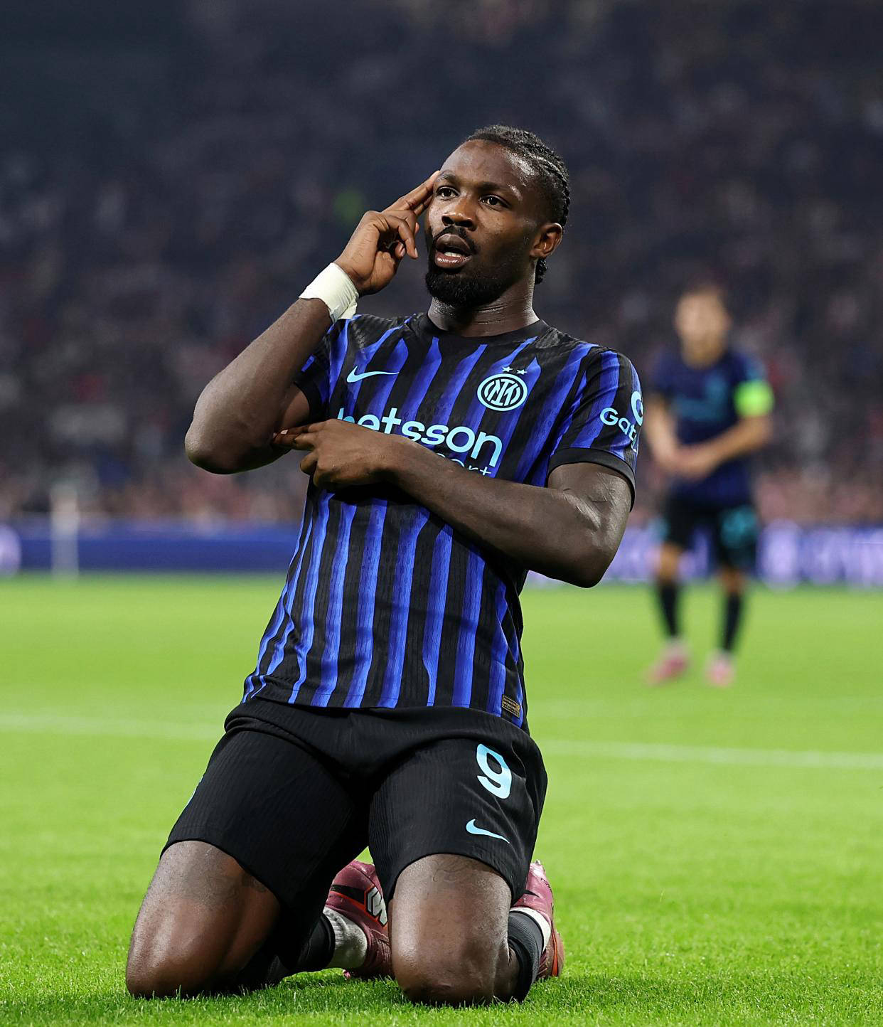 关于阿贾克斯挑战巴塞，欧冠强敌内忧外患的信息