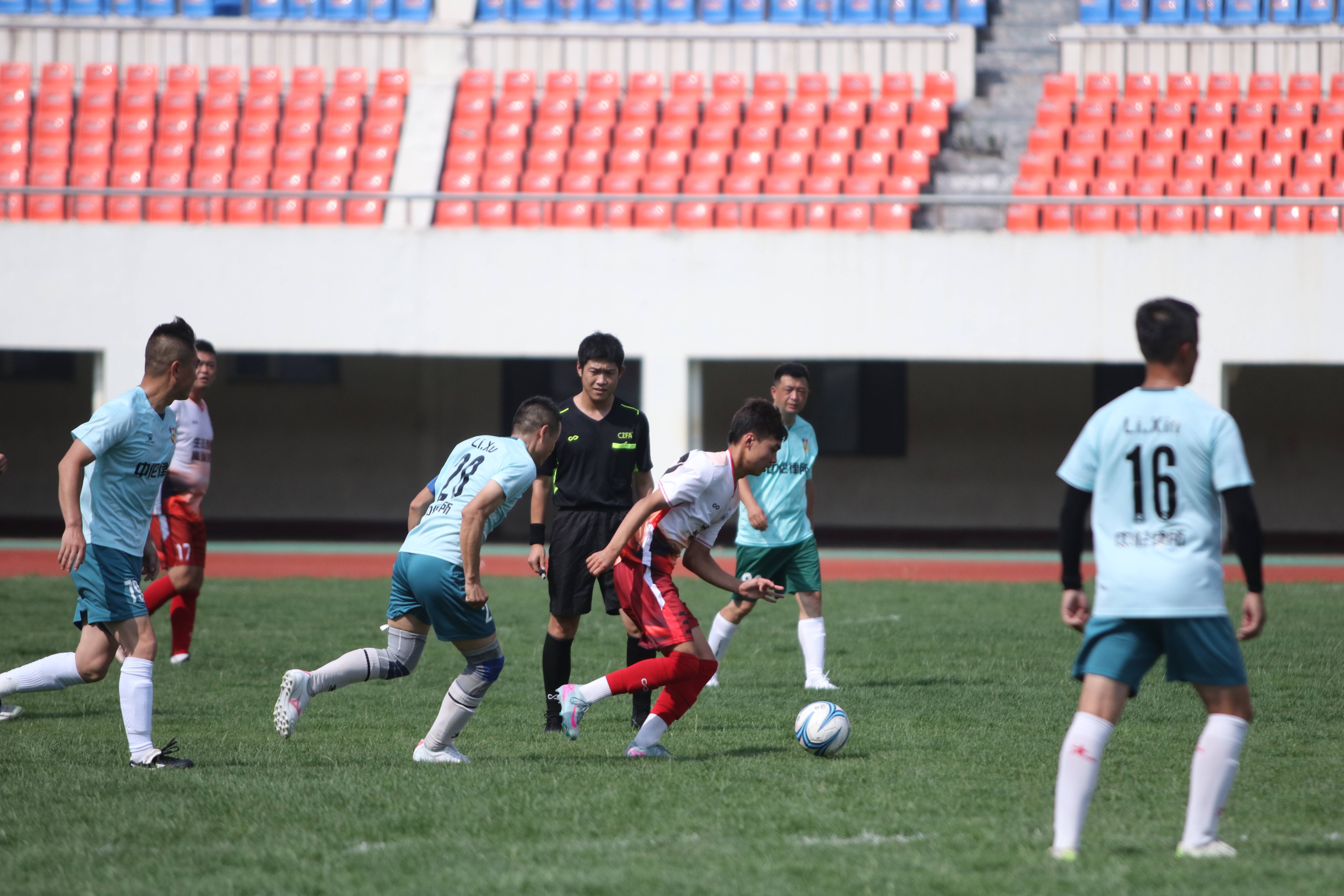 包含国内足球联赛紧张激烈，焦点十足的词条