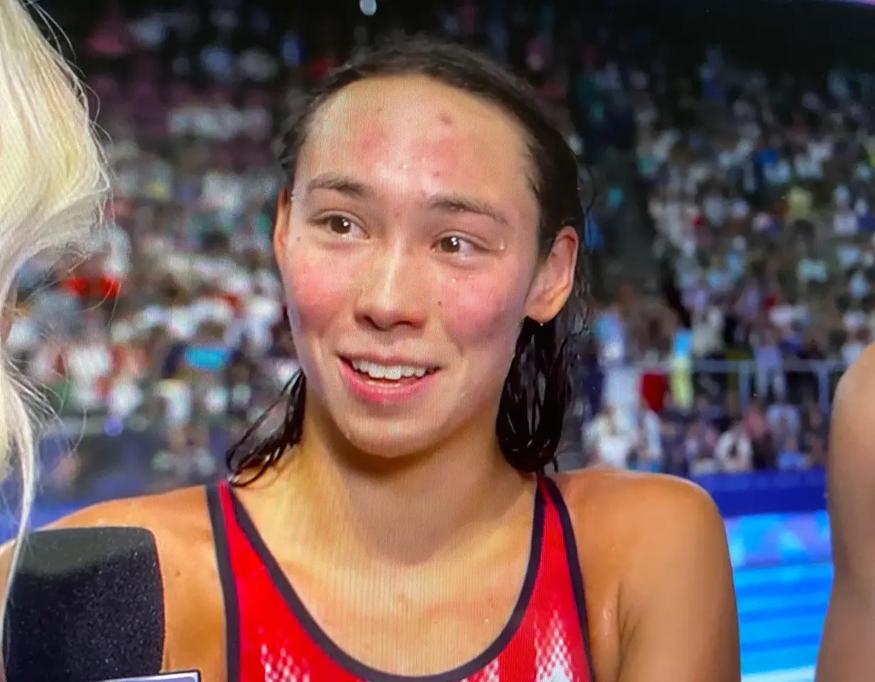 美国游泳选手刷新世界纪录，获得金牌