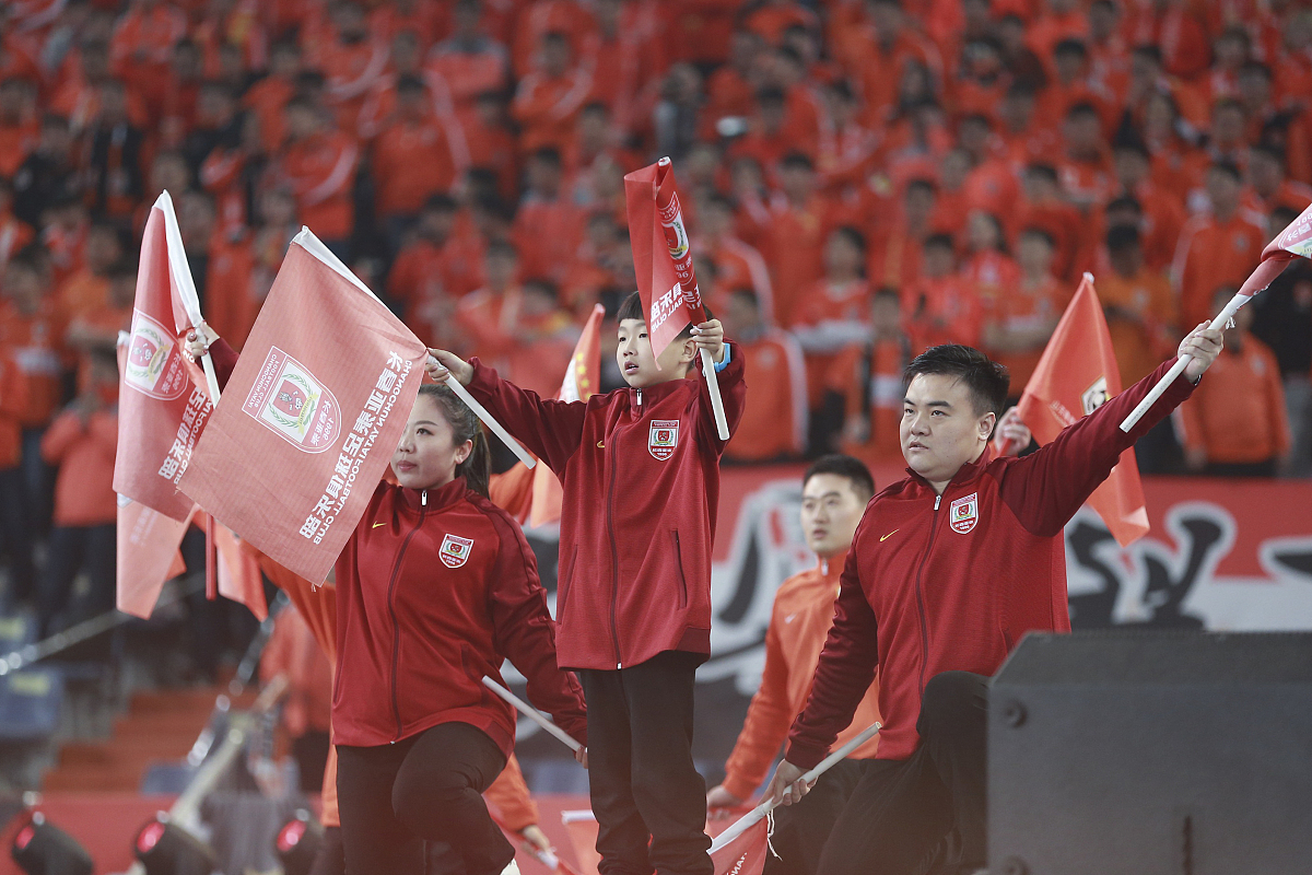 足球比赛中球员们奋力拼搏,向胜利冲刺 足球比赛中球员们奋力拼搏,向胜利冲刺